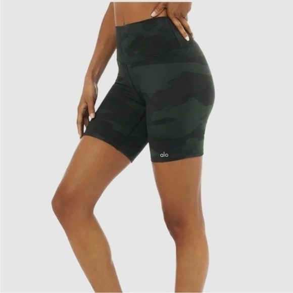Alo 7" High-Waist Vapor Short, Black Camouflage - Picture 6 of 11